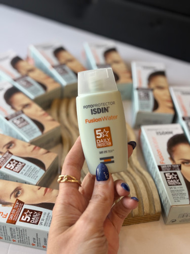 ضد آفتاب ایزدین فیوژن واتر SPF50 اصل مناسب پوست چرب و حساس