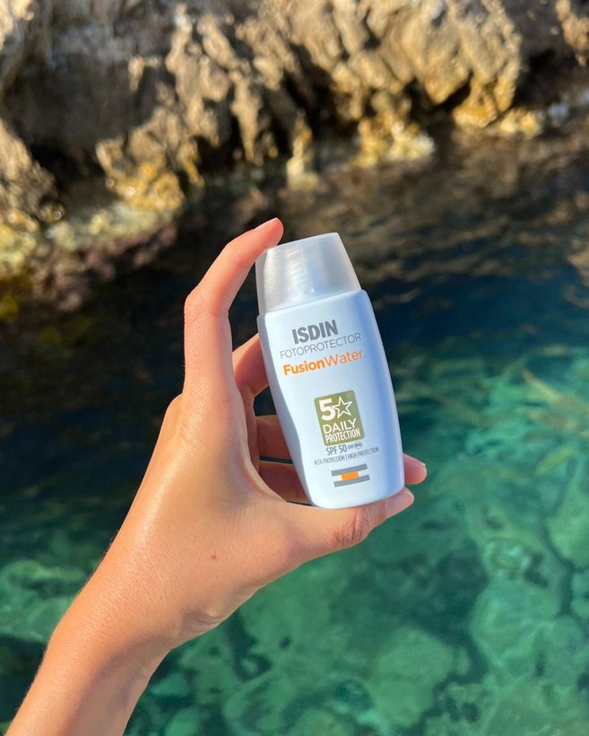 . کرم ضد آفتاب ISDIN Fusion Water SPF50 سبک و بدون چربی