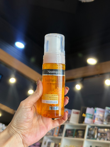 فوم شستوشوی صورت نوتروژینا Hydro Boost پوست چرب و جوشدار با عصاره زردچوبه 150 میل