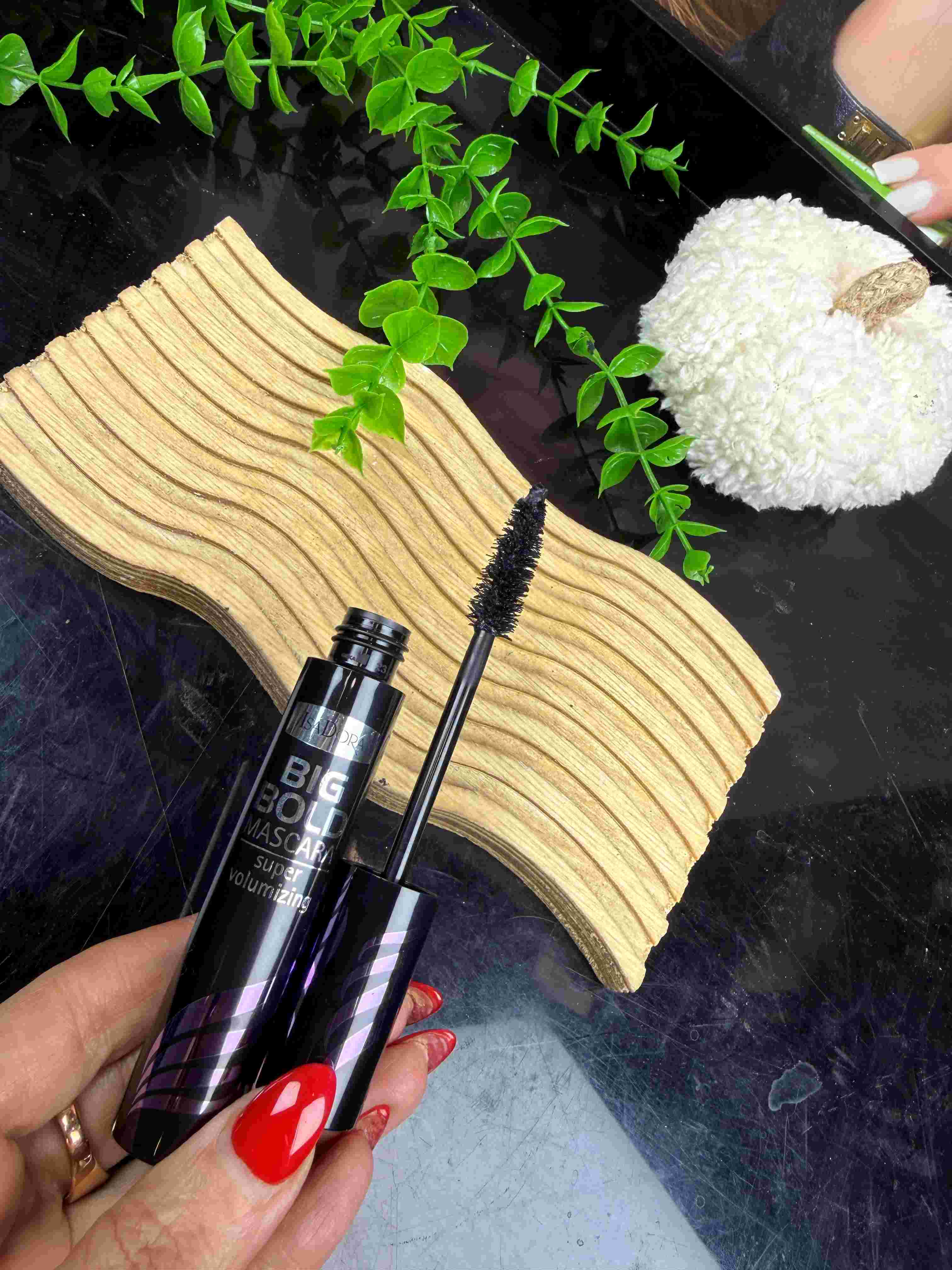 ریمل حجم دهنده ایزادورا بنفش بیگ بولد اورجینال